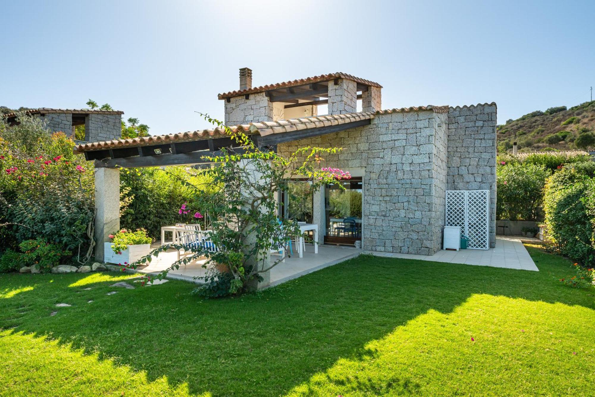 Villa Bouganville Cala Sinzias 卡斯蒂亚达斯 外观 照片